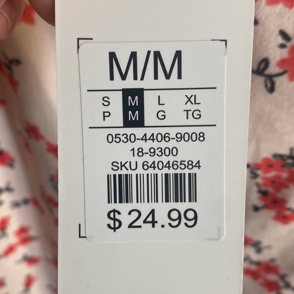 Pink mini dress with flowers all over. Size medium with a bow in the front. - Picture 10 of 10